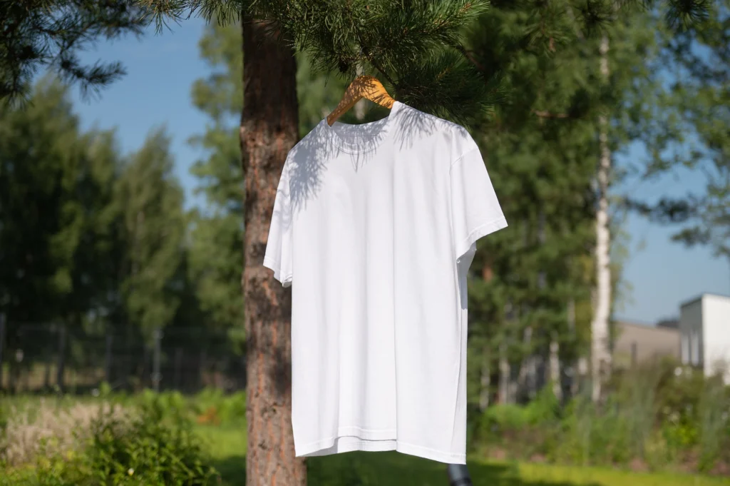 Guide: Cotton vs. Synthetic Fabrics for T-Shirts and Hoodies